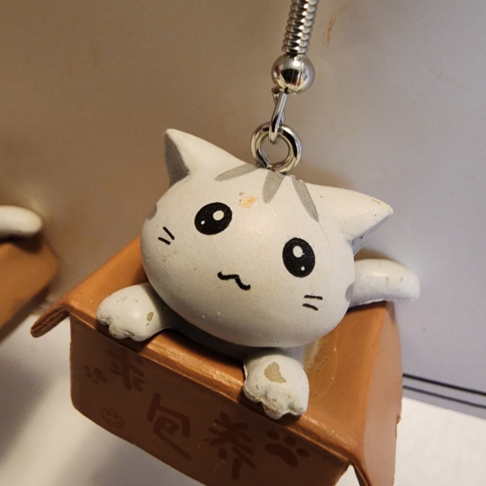 Cat in a Chinese food carryout box fish hook earrings NWT - Picture 5 of 6